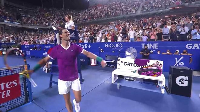 虽保持在中 虽保持在中